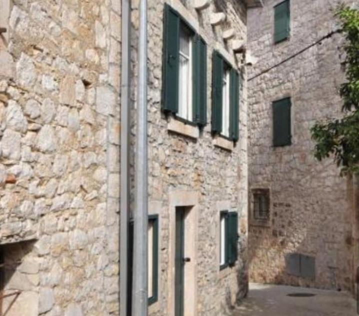 Apartments Sandra In The Historical Center Of The City Supetar Exterior photo